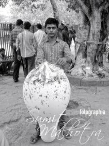 A gigantic balloon seller - chandni chowk metro station