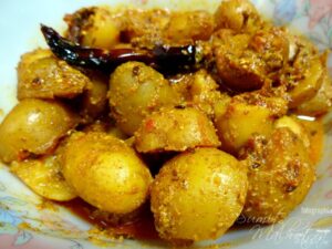 Dahi wale chatpate aloo, potatoes in tangy curd gravy