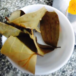 Four dried bay leaves