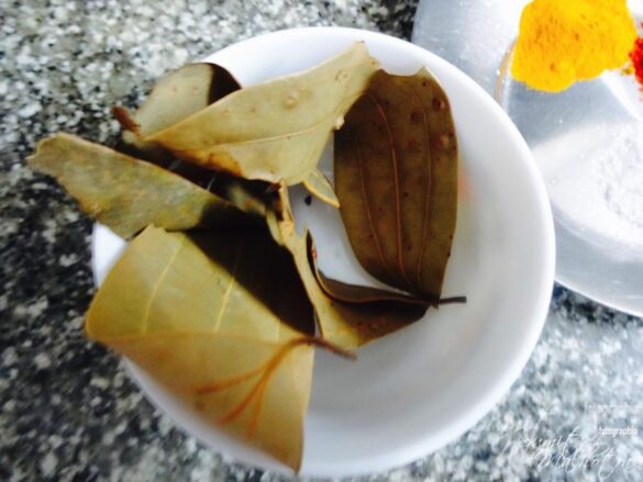 Four dried bay leaves