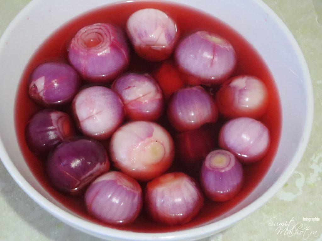 Immerse the onions into the water