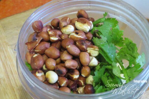 Add peanuts & coriander to the blender