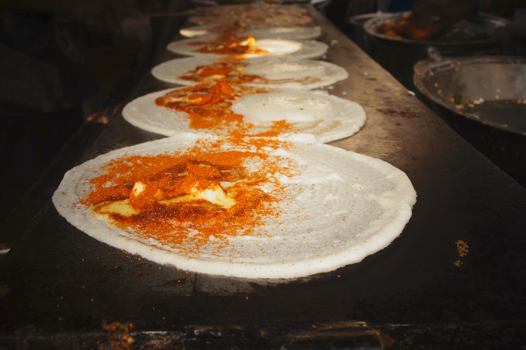 Multiple dosa being fried