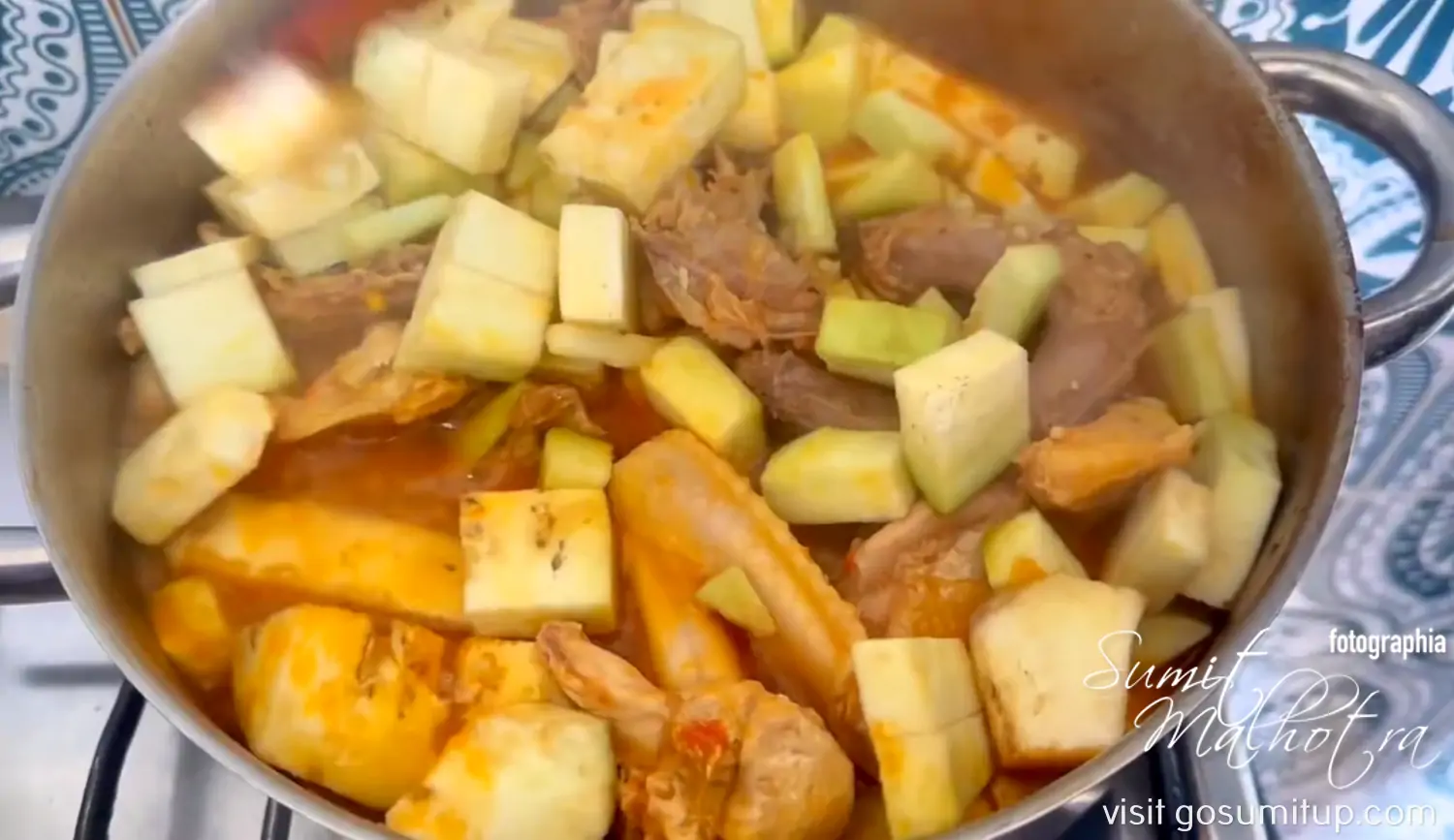 Muamba de galinha accompaniment - peeled brinjals added