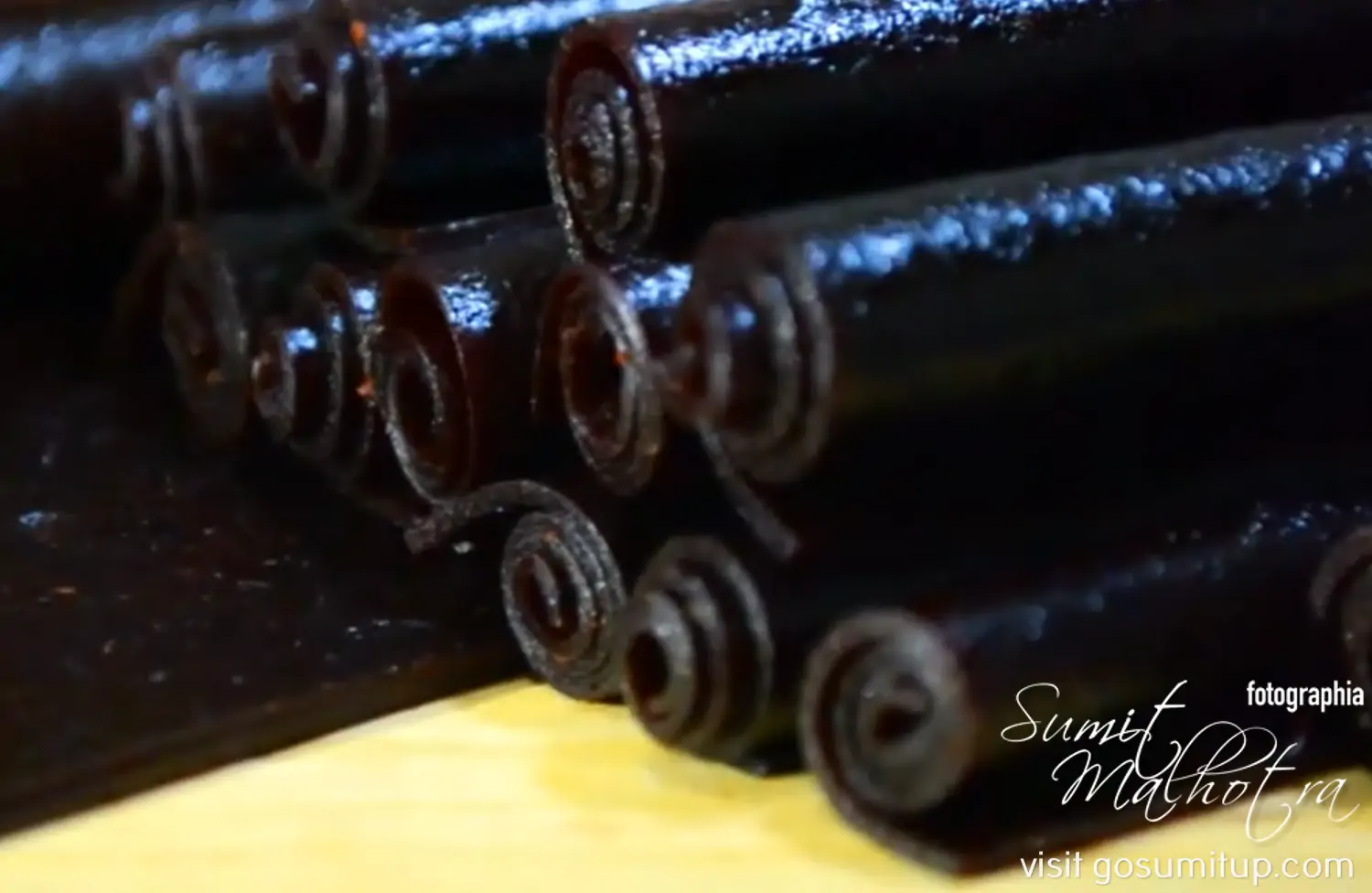 Roll up the fruit leather lavaşana and serve