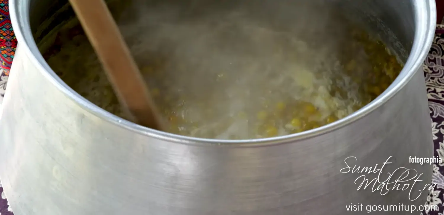 Boil plums in a cauldron with water to make a pulp