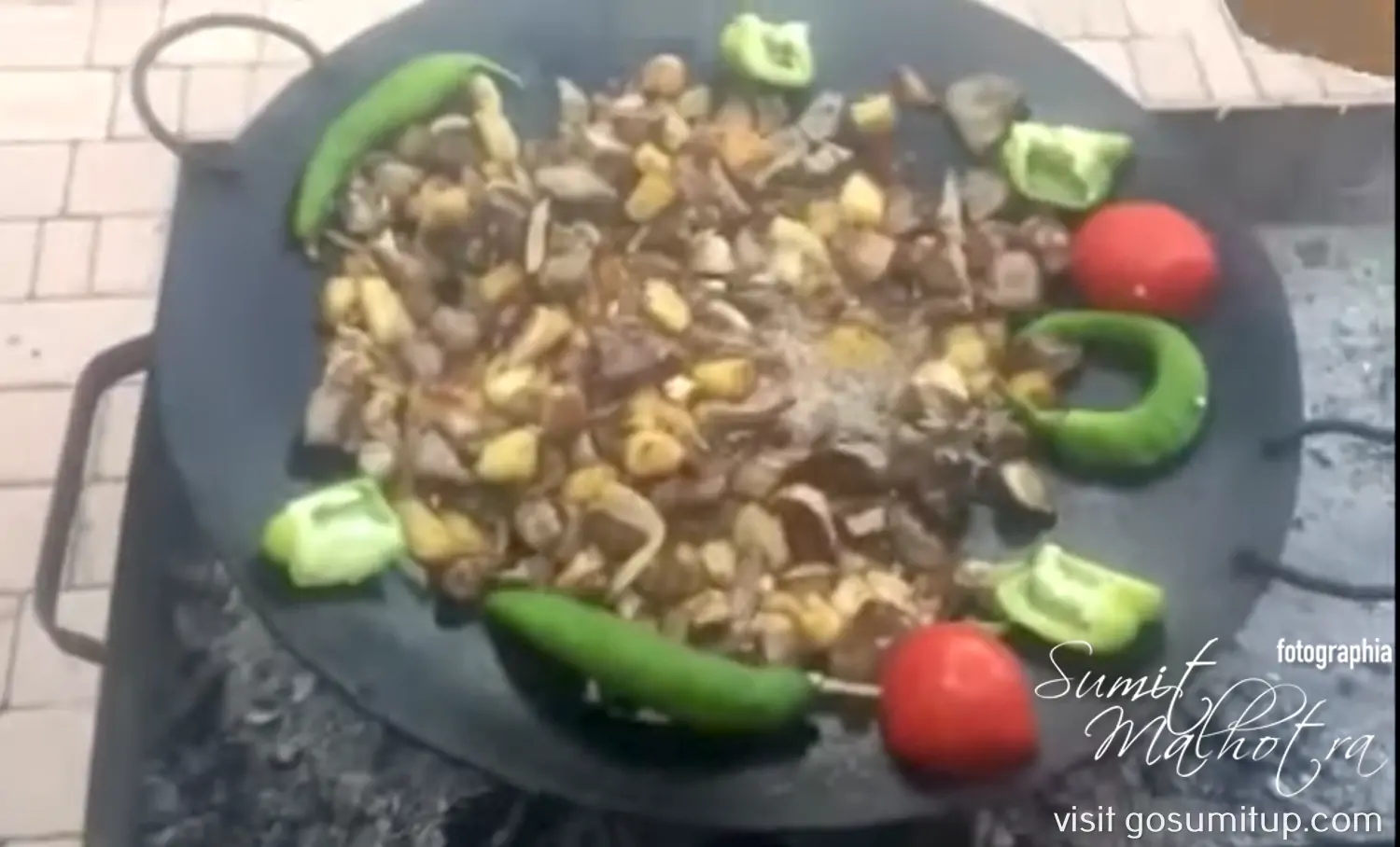 Chillies, tomatoes & capsicum added to meat - saj ici | saj içi cooking