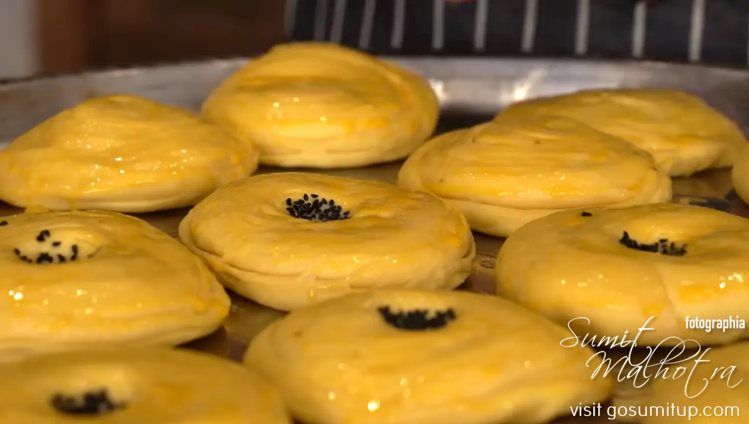 21 press the pastry and garnish with black cumin for making shor gogal aka shorgoghal, şorqoğal