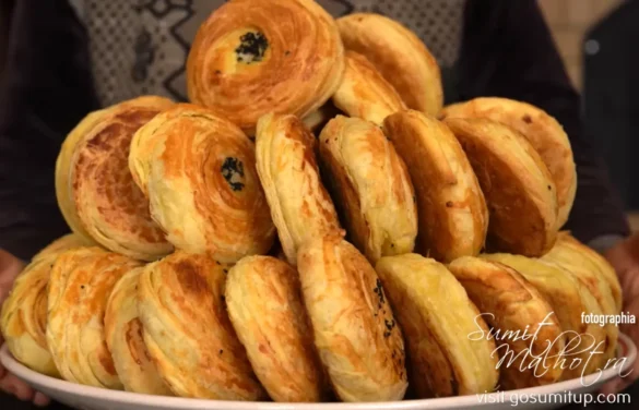 23 serve the shor gogal aka shorgoghal, şorqoğal with tea